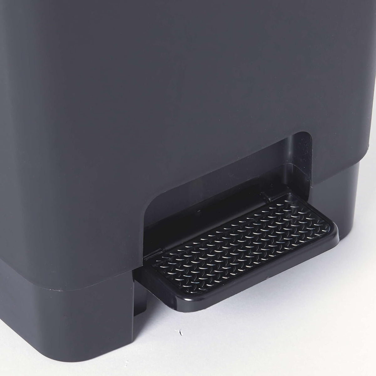 SUNDIS Flat Bin, poubelle à pédale 30 L, rectangulaire, en plastique recyclé, avec anses pour accrocher et cacher le sac, noir et anthracite, pour cuisine, bureau, buanderie, atelier, salle de bain