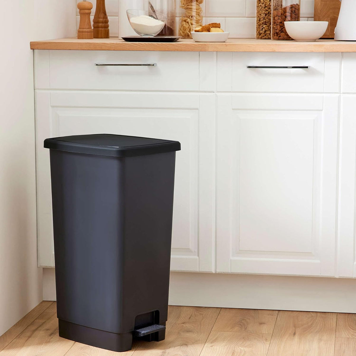 SUNDIS Flat Bin, poubelle à pédale 30 L, rectangulaire, en plastique recyclé, avec anses pour accrocher et cacher le sac, noir et anthracite, pour cuisine, bureau, buanderie, atelier, salle de bain